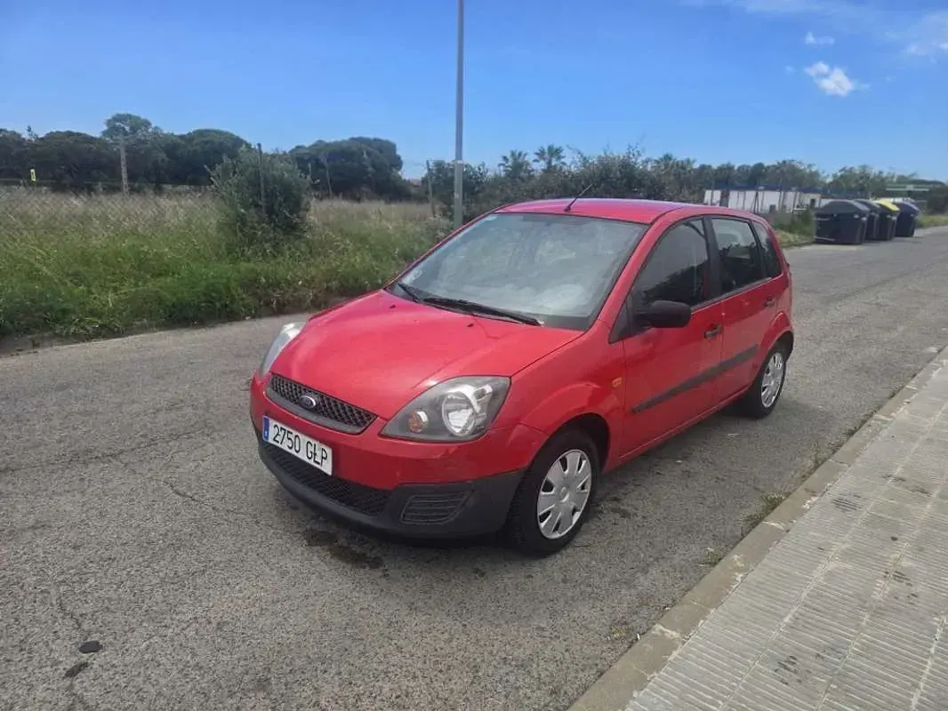 Usado Ford Fiesta Ambiente 68 CV (50 kW) 2009 Rojo Utilitario
