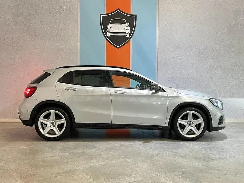 Usado Mercedes GLA180 122 CV (89 kW) 2019 Gris / plata SUV