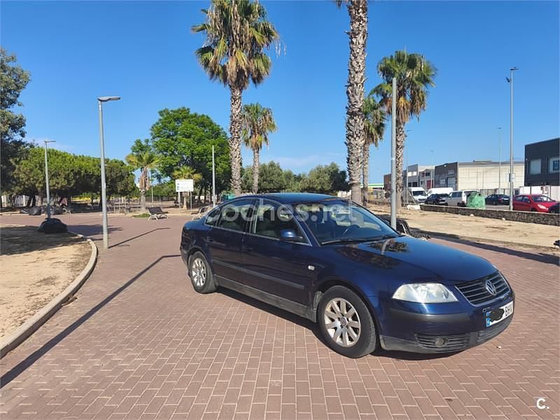 Azul Usado 2001 VW Passat Highline Berlina | 2900 € - Imagen 1/4