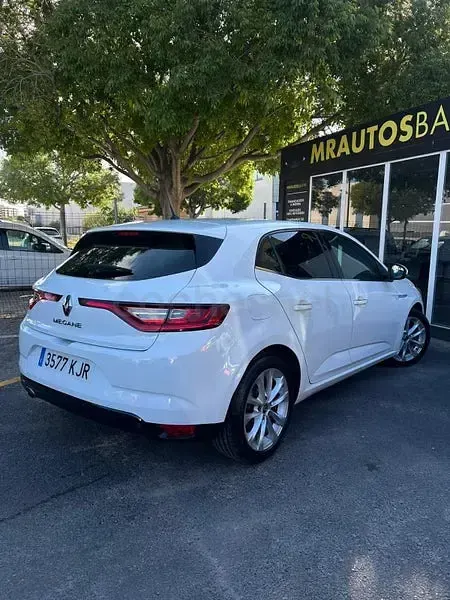 Usado Renault Mégane LIMITED 110 CV (80 kW) 2018 Blanco Berlina