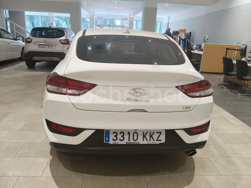 Usado Hyundai i30 120 CV (88 kW) 2018 Blanco Berlina
