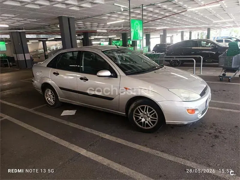 Usado Ford Focus Ghia 90 CV (66 kW) 2001 Gris / plata Berlina
