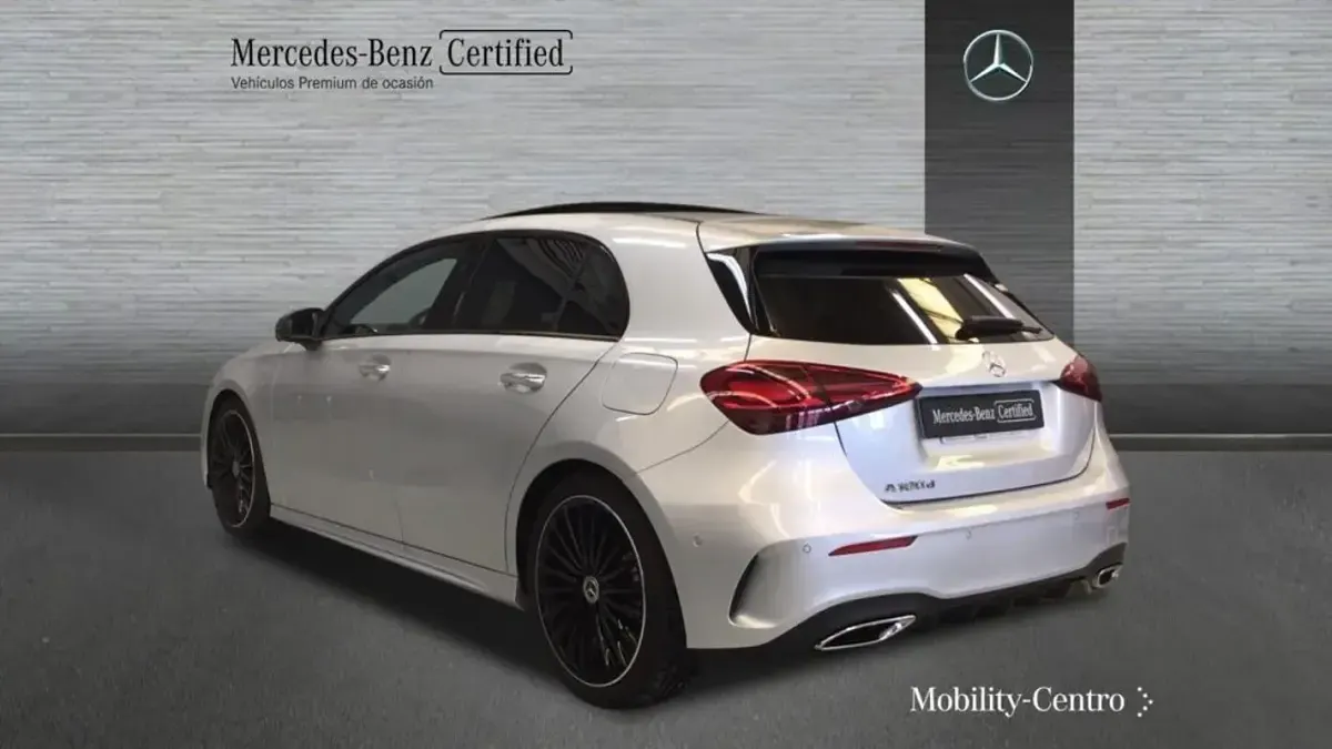 Usado Mercedes A180 AMG line 116 CV (85 kW) 2024 Iridiumsilber  metalliclack Berlina