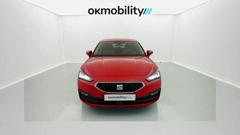 Usado Seat Leon Style 110 CV (80 kW) 2021 Rojo desire/gris