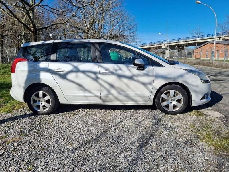 Usado Peugeot 5008 Allure 150 CV (110 kW) 2011 Blanco Monovolumen