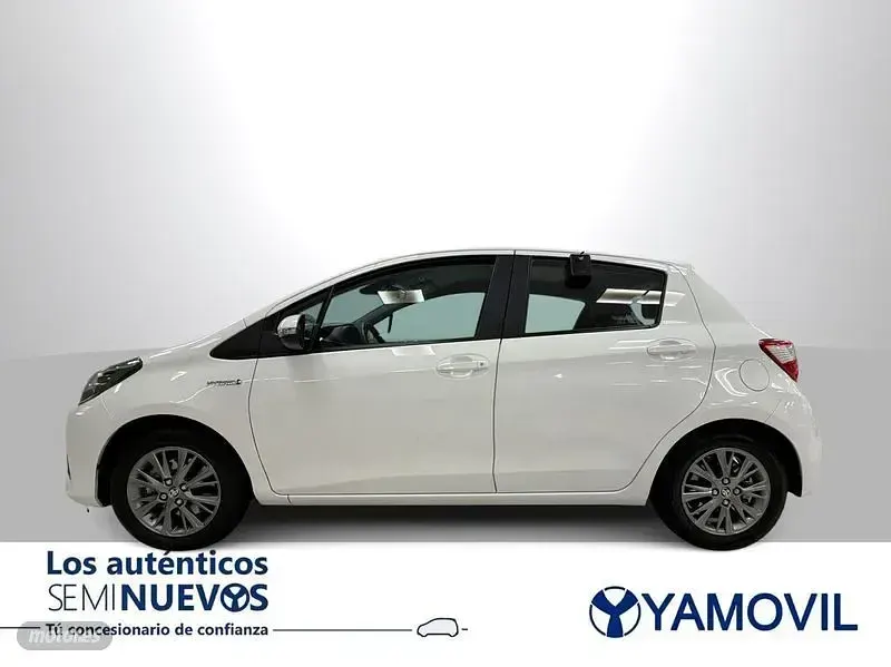 Usado Toyota Yaris Hybrid Active 100 CV (73 kW) 2019 Blanco Berlina
