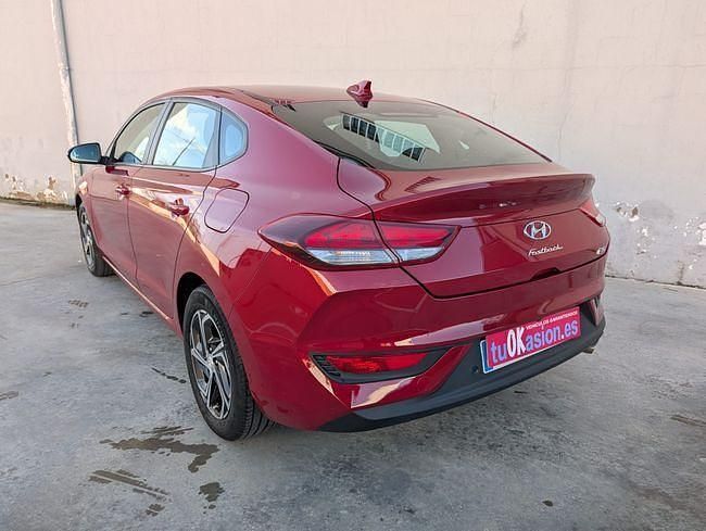 Usado Hyundai i30 120 CV (88 kW) 2021 Granate Berlina