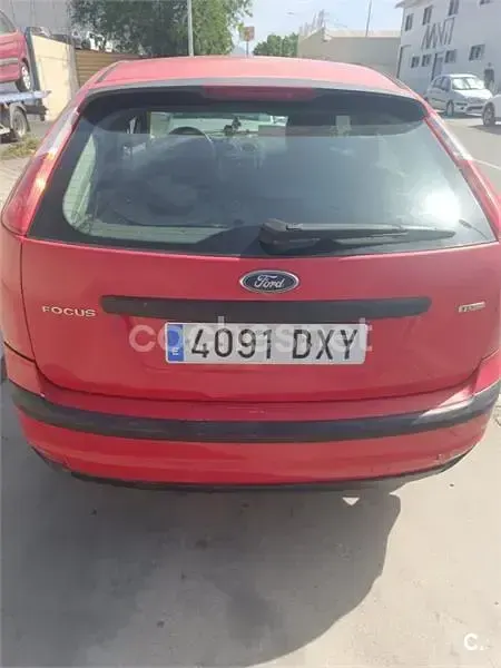 Usado Ford Focus Trend 90 CV (66 kW) 2006 Rojo Berlina