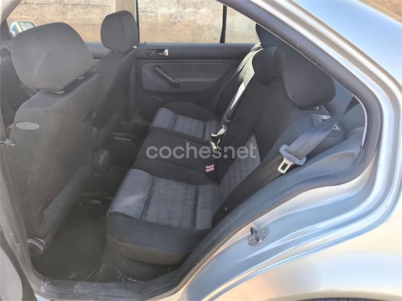 Usado VW Bora Highline 130 CV (95 kW) 2004 Gris / plata Berlina