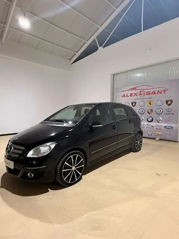 Usado Mercedes B200 136 CV (100 kW) 2012 Negro Monovolumen