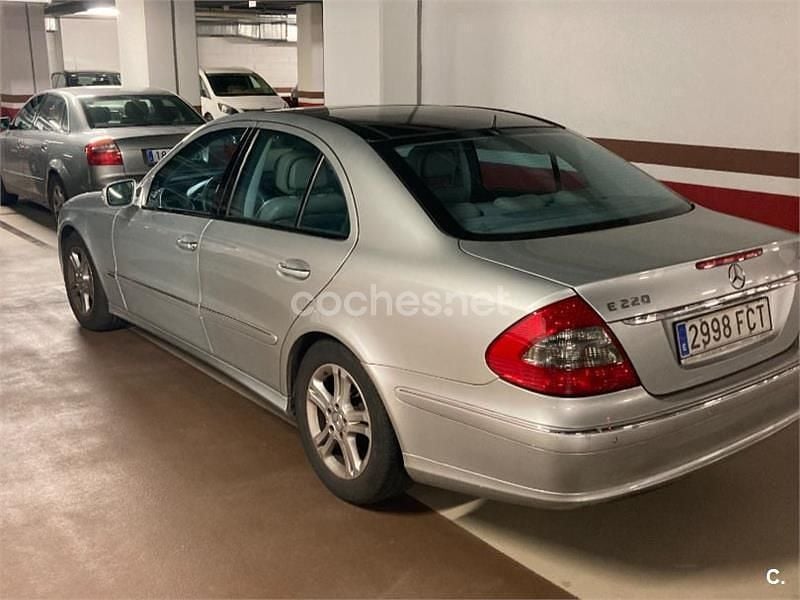Usado Mercedes E220 Avantgarde 150 CV (110 kW) 2006 Gris / plata Berlina
