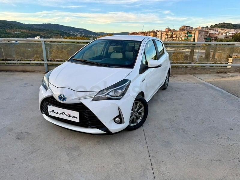 Usado Toyota Yaris Hybrid Advance 100 CV (73 kW) 2019 Blanco Berlina