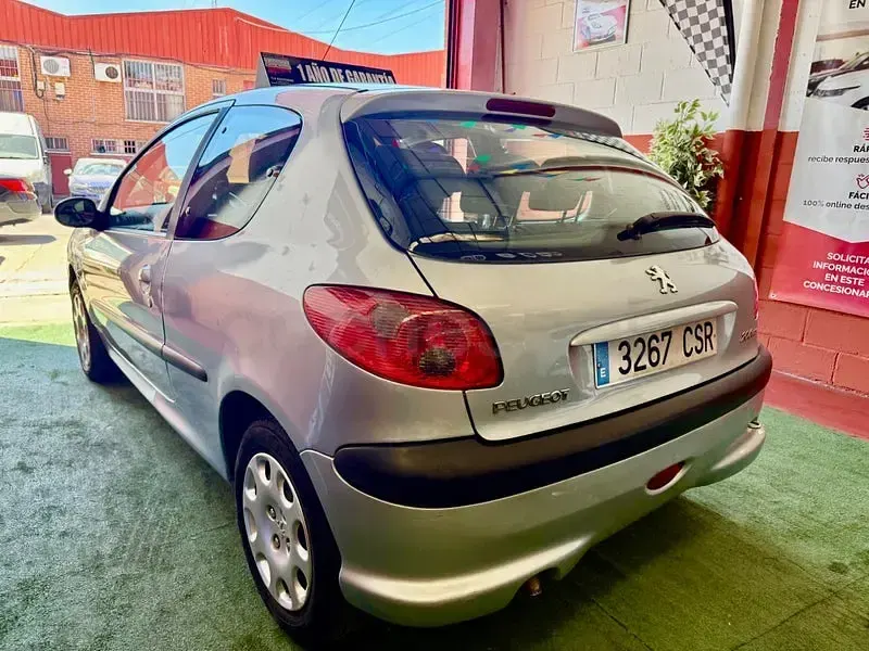 Usado Peugeot 206 70 CV (51 kW) 2003 Azul Berlina