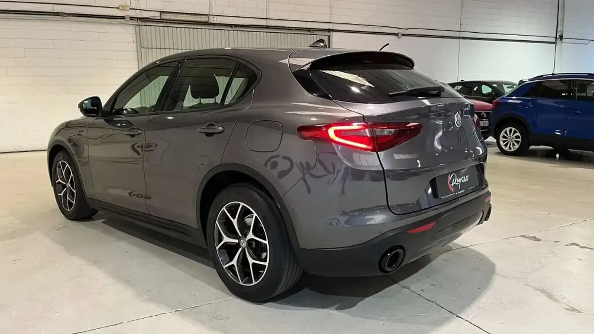Usado Alfa Romeo Stelvio Sprint 190 CV (139 kW) 2021 Gris SUV