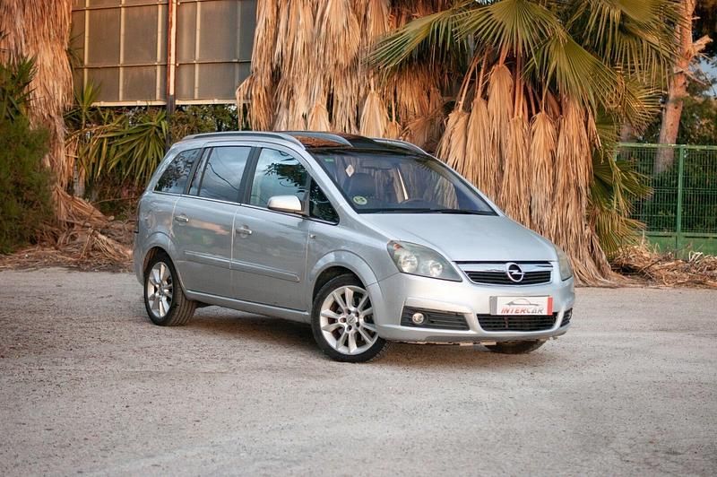 Gris Usado 2006 Opel Zafira Enjoy Monovolumen | 3900 € (Precio justo) - Imagen 1/4