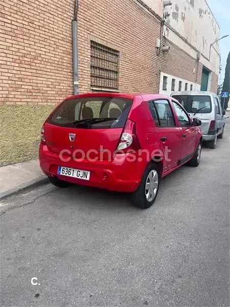 Usado Dacia Sandero Ambiance 75 CV (55 kW) 2008 Rojo Utilitario