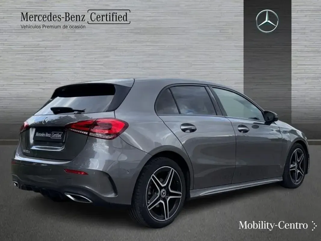 Usado Mercedes A180 AMG line 116 CV (85 kW) 2022 Mountaingrau  met. Berlina