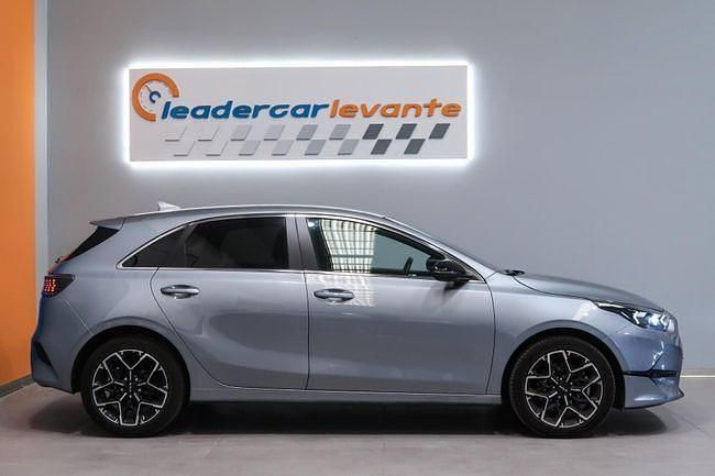 Usado Kia Ceed Style 101 CV (74 kW) 2025 Gris Utilitario