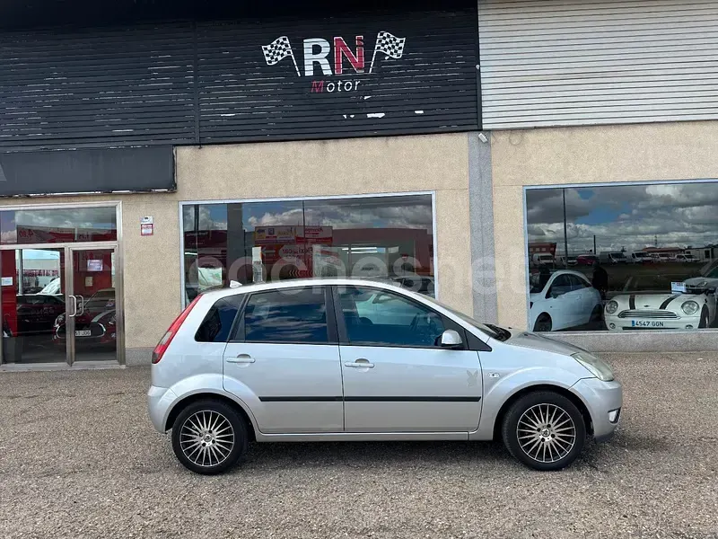 Usado Ford Fiesta 68 CV (50 kW) 2005 Gris / plata Utilitario