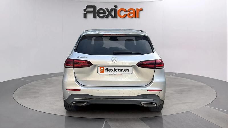 Usado Mercedes B180 117 CV (86 kW) 2020 Gris Monovolumen