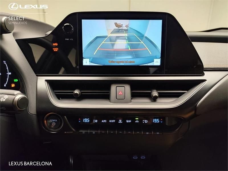 Usado Lexus UX 199 CV (146 kW) 2025 Gris / plata SUV