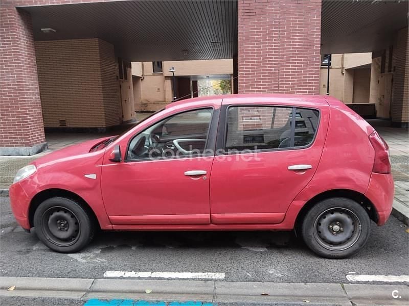 Usado Dacia Sandero Ambiance 75 CV (55 kW) 2009 Rojo Berlina