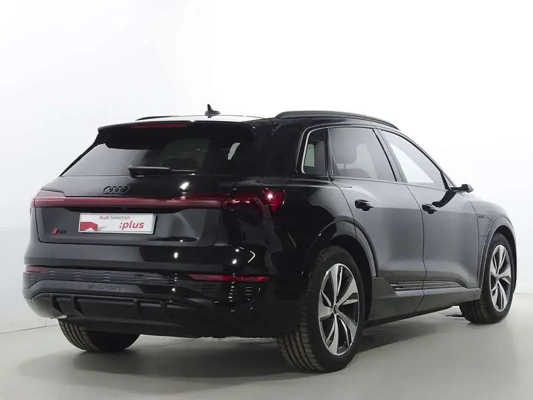 Begagnad Audi Q8 e-tron S-Line 300 kW (408 HK) 2023 Svart SUV