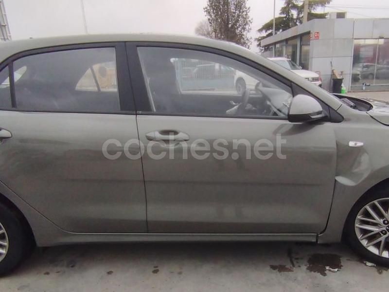 Usado Kia Rio 84 CV (61 kW) 2023 Gris / plata Berlina