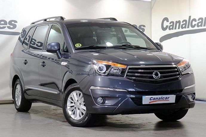Usado SsangYong Rodius 155 CV (114 kW) 2014 Gris Monovolumen