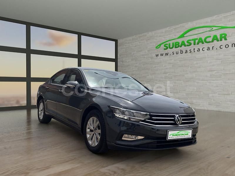 Usado VW Passat Business 150 CV (110 kW) 2020 Gris / plata Berlina