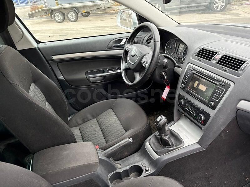 Usado Skoda Octavia Elegance 140 CV (102 kW) 2012 Gris / plata Familiar