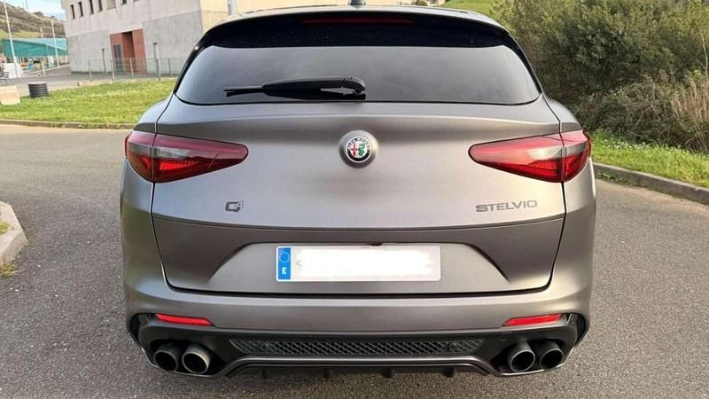 Usado Alfa Romeo Stelvio Quadrifoglio 510 CV (375 kW) 2018 Gris SUV