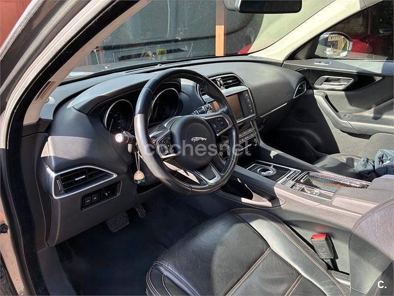Usado Jaguar F-Pace Prestige 180 CV (132 kW) 2018 Gris / plata SUV