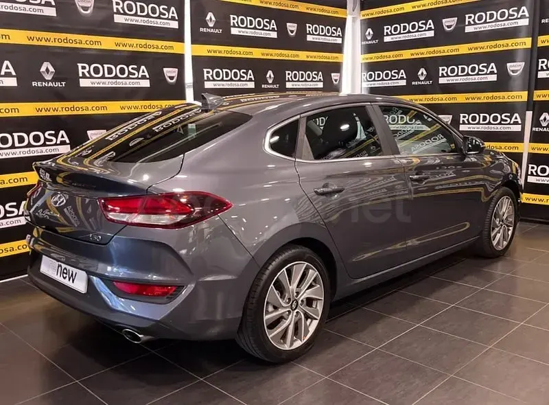 Usado Hyundai i30 136 CV (100 kW) 2020 Gris / plata Berlina