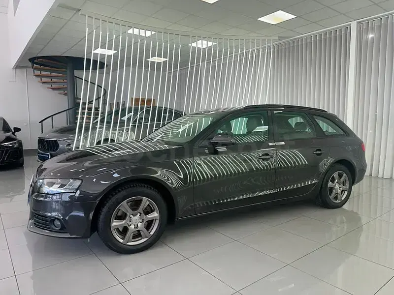Usado Audi A4 120 CV (88 kW) 2010 Gris / plata Familiar