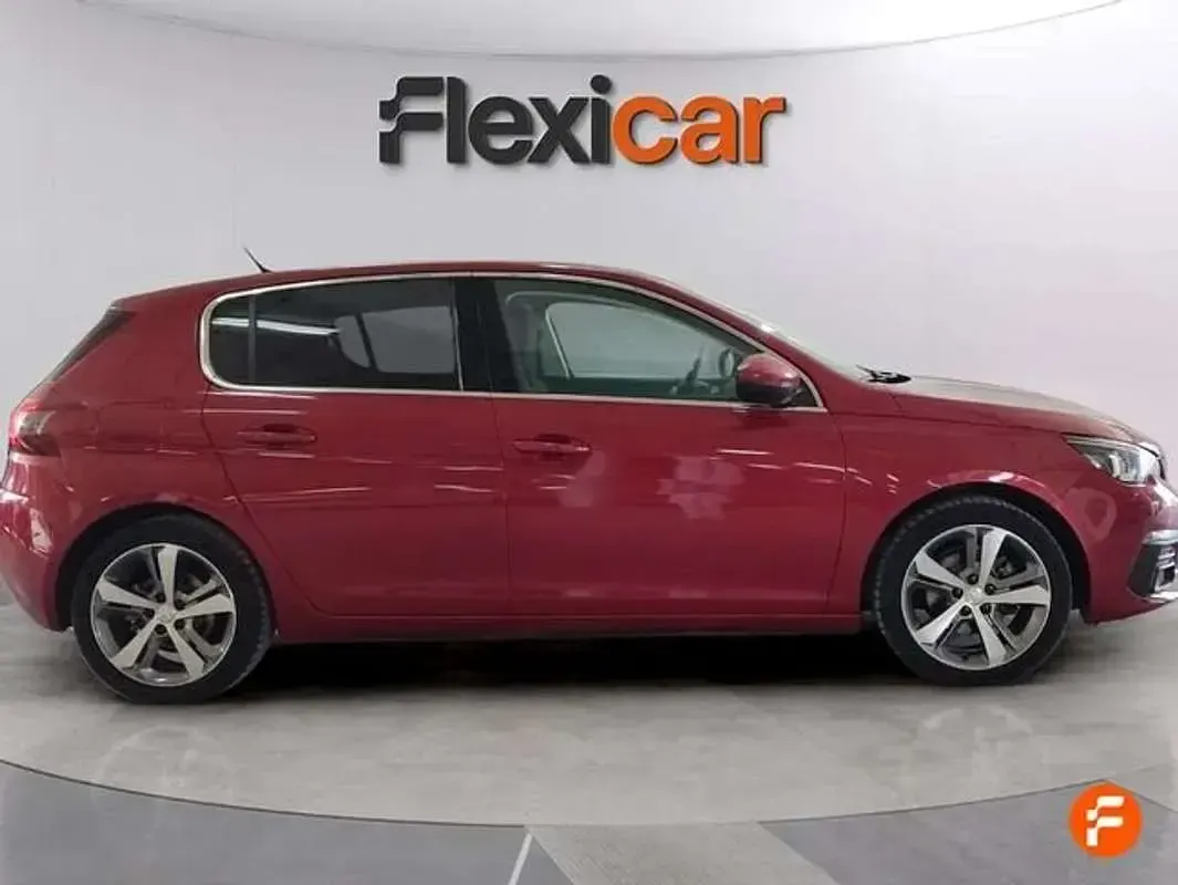 Usado Peugeot 308 Allure 131 CV (96 kW) 2018 Rojo Utilitario