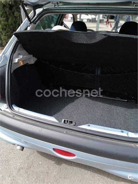 Usado Peugeot 206 90 CV (66 kW) 2001 Gris / plata Berlina