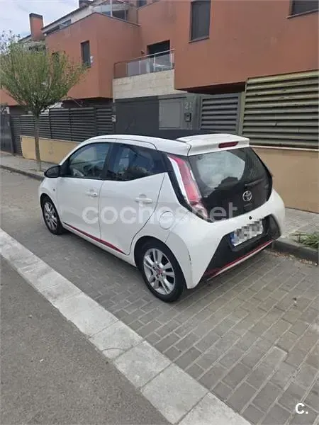 Usado Toyota Aygo X-play 69 CV (50 kW) 2017 Blanco Utilitario