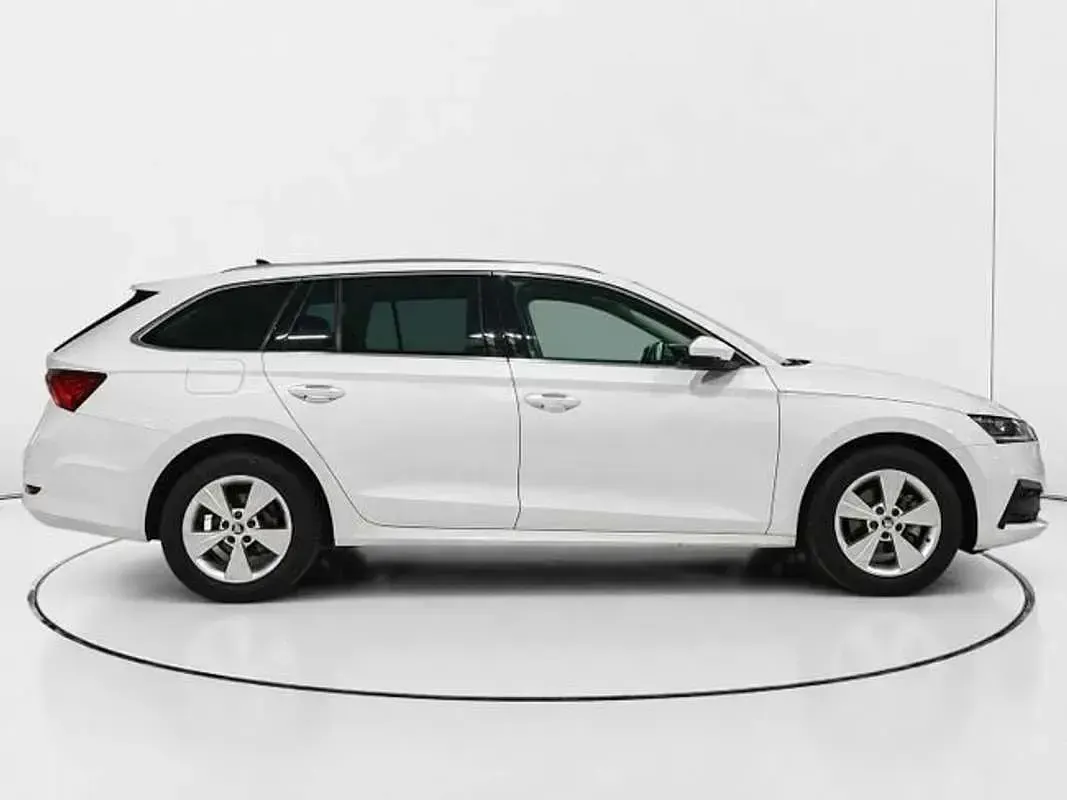 Usado Skoda Octavia Ambition 110 CV (80 kW) 2021 Blanco Utilitario