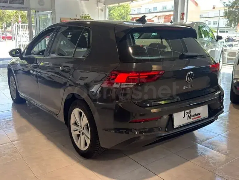 Usado VW Golf VIII Life 115 CV (84 kW) 2022 Gris / plata Berlina