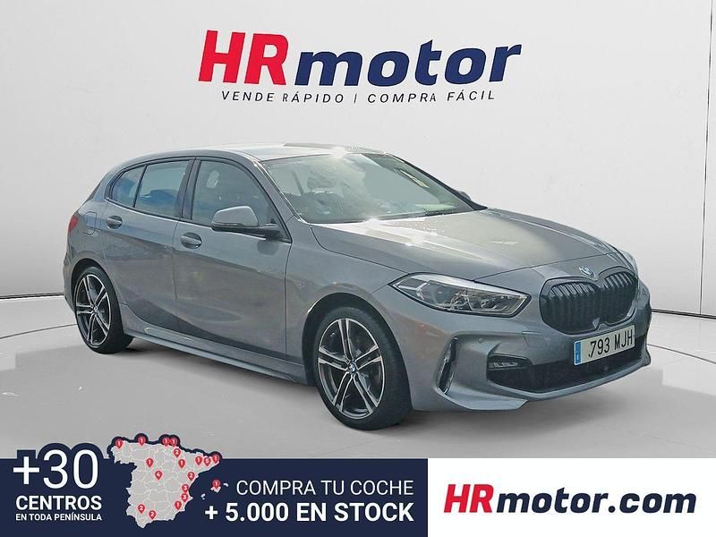 Gris / plata Usado 2023 BMW 118 Comfort Edition Utilitario | 26.100 € (Un poco caro) - Imagen 1/4