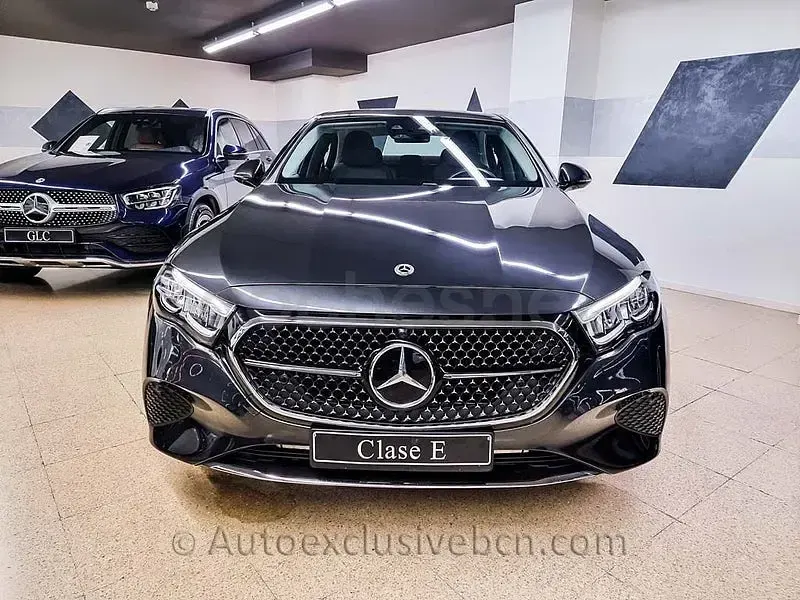 Usado Mercedes E300 313 CV (230 kW) 2025 Gris / plata Berlina