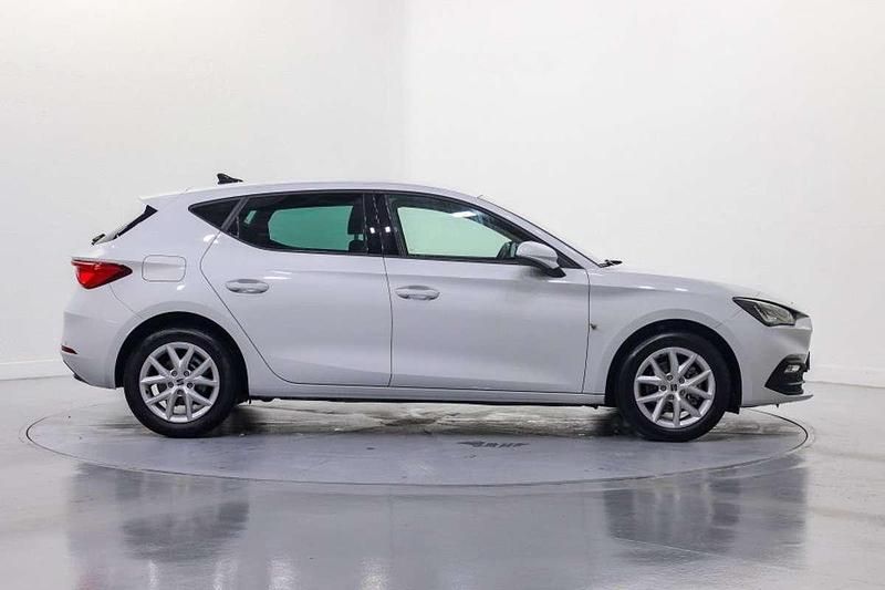 Usado Seat Leon Style 110 CV (80 kW) 2021 Blanco Utilitario