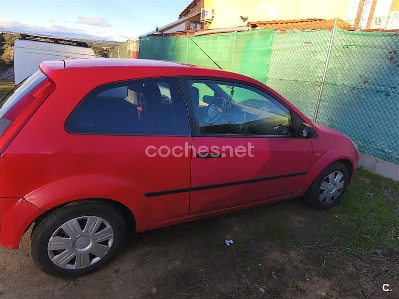 Usado Ford Fiesta 80 CV (58 kW) 2005 Rojo Coupe
