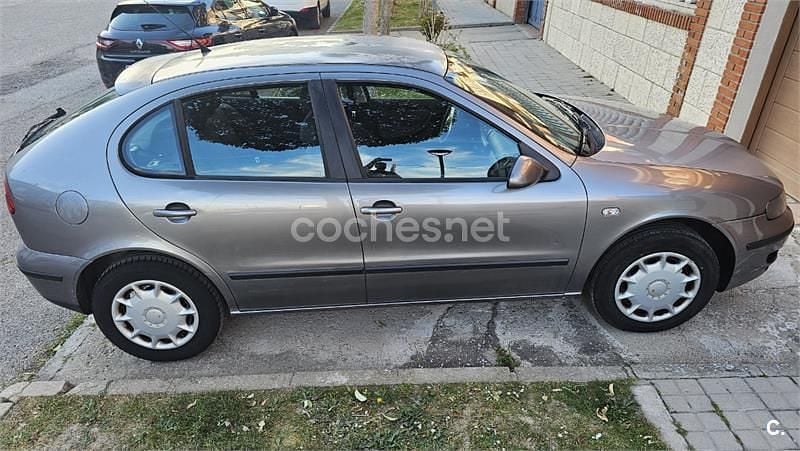 Usado Seat Leon Sport 110 CV (80 kW) 2004 Gris / plata Berlina