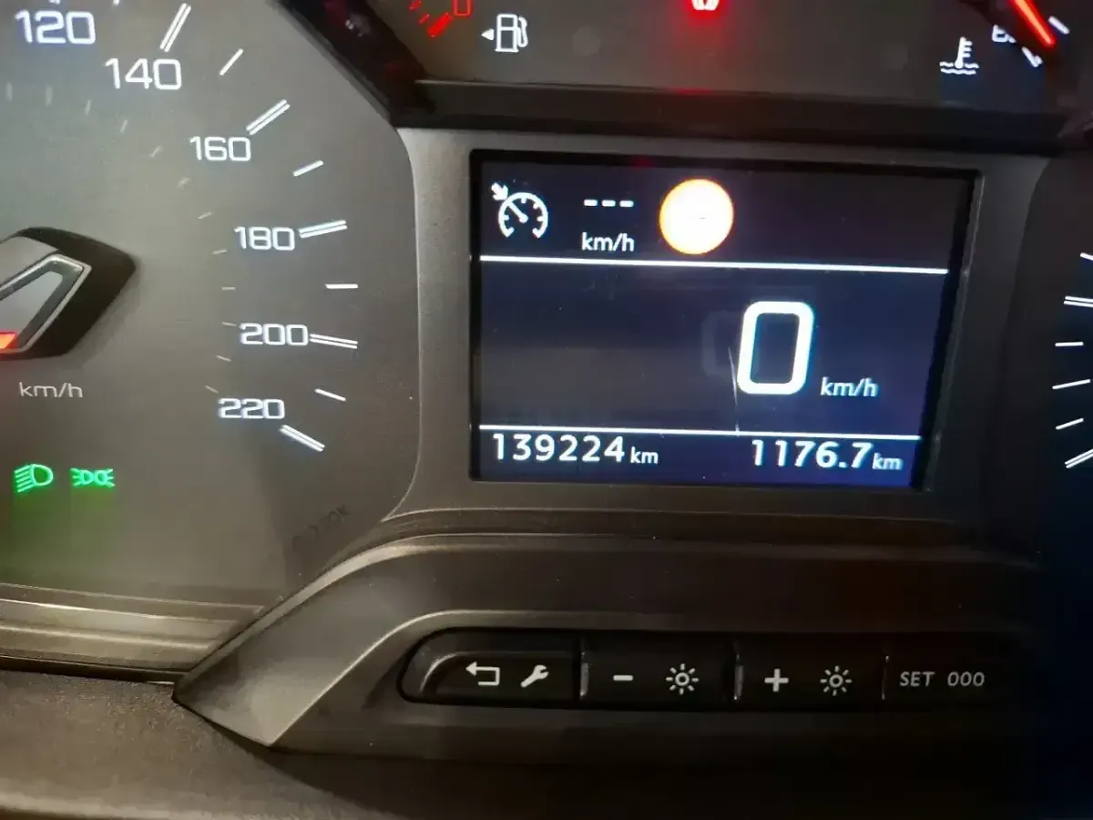 Usado Peugeot Rifter Access 100 CV (73 kW) 2019 Blanco Monovolumen