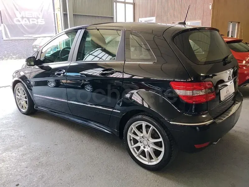 Usado Mercedes B180 109 CV (80 kW) 2012 Negro Utilitario