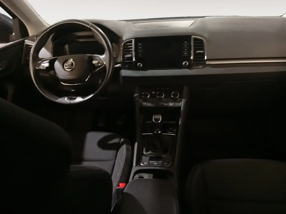 Usado Skoda Karoq Ambition 150 CV (110 kW) 2022 Gris/plata SUV