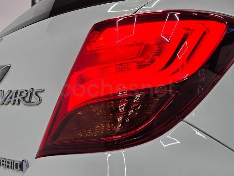 Usado Toyota Yaris Hybrid City 100 CV (73 kW) 2016 Blanco Berlina