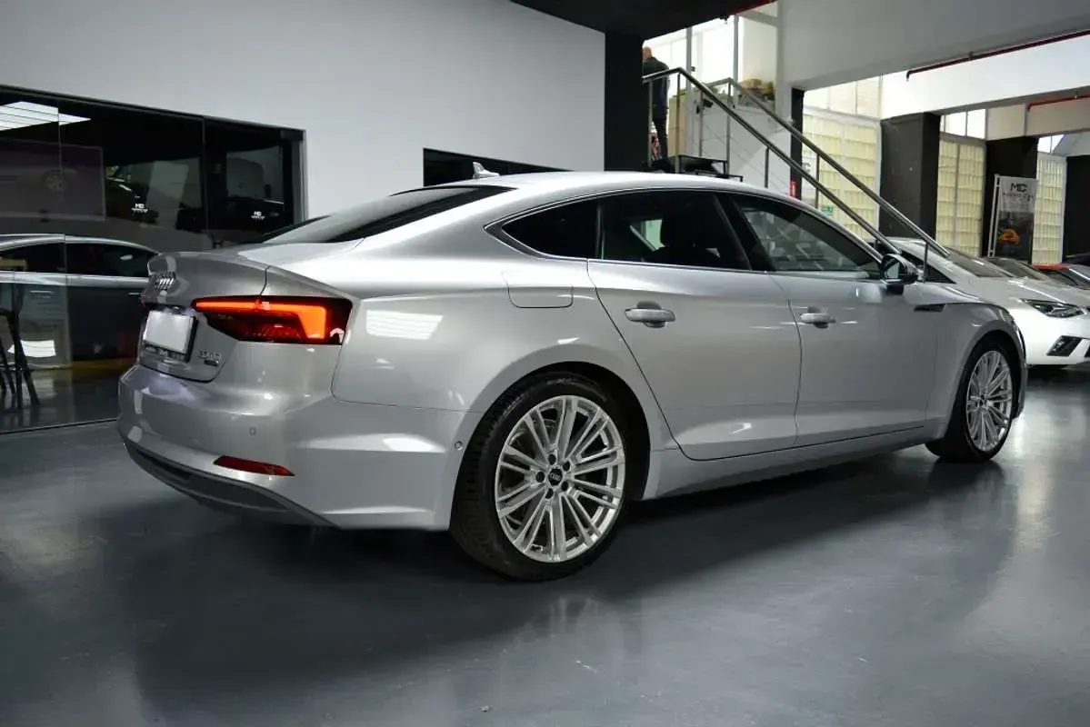 Usado Audi A5 Sportback Ambiente 218 CV (160 kW) 2018 Plateado Utilitario